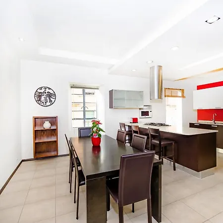 بيت ضيافة Modern & Stylish Private Bedrooms. Theoria Travel *