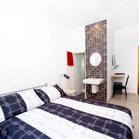 Modern & Stylish Private Bedrooms. Theoria Travel بيت ضيافة