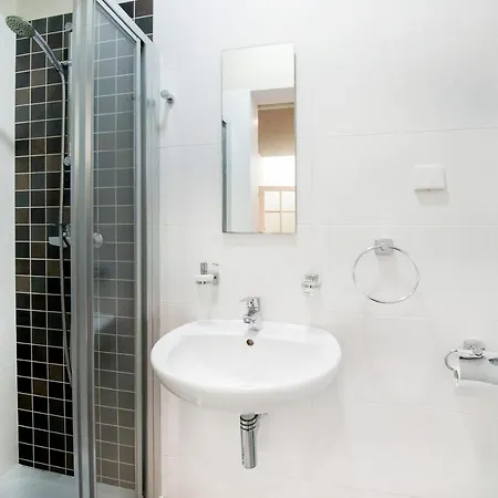 Modern & Stylish Private Bedrooms. Theoria Travel بيت ضيافة